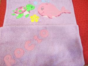 Una ex compañera de trabajo a tenido una niña y le regalado esta toalla personaliza.....